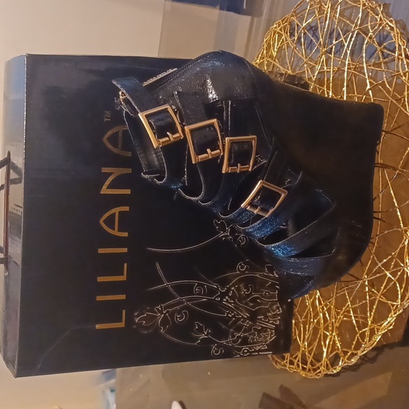 LILIANA (New) Black Wedge Platform Open-Toe Sandal Sizes: 8 - Picture 2 of 4